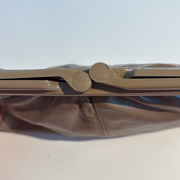 Vintage taupe leather and lucite clutch purse - Picture 5 of 12